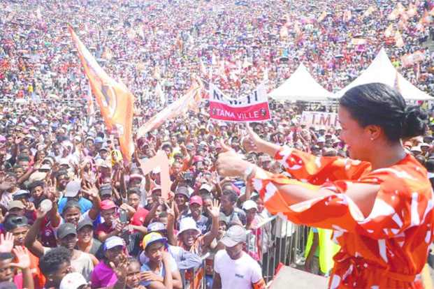 Faradoboka à Antananarivo - La candidate maire Harilala Ramanantsoa montre ses muscles