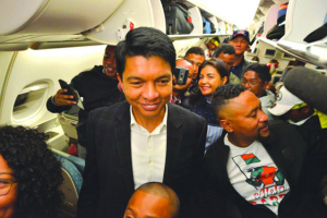 Le président Rajoelina en compagnie des supporters des Barea dans l’avion affrété pour le huitième de finale de la CAN 2019