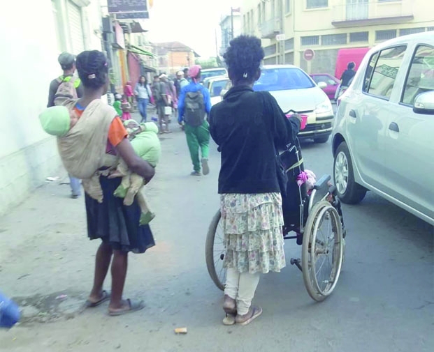 Mendicité dans la rue d’Antananarivo - Des enfants handicapés en location 