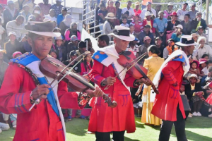 Chaque dimanche, le grand public et les touristes sont invités à s’immerger dans l’art oratoire merina à travers le spectacle de « Hira gasy »