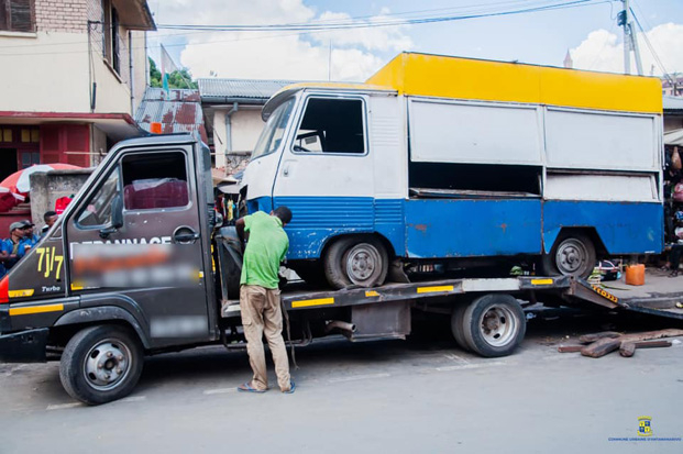 Parking à Antananarivo - Des voitures sur cale accaparent les espaces