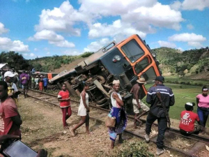 Déraillement d&#039;un train - La ligne ferroviaire FCE  suspendue