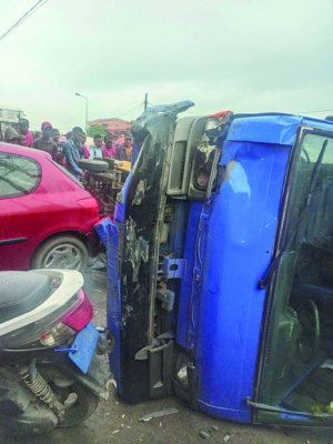 Collision entre un minibus et un tuc-tuc - Une mère de famille et son enfant succombent