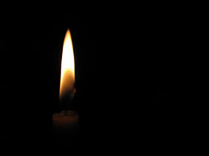 Quand l’électricité manque, la bougie reste une lumière d’appoint essentielle