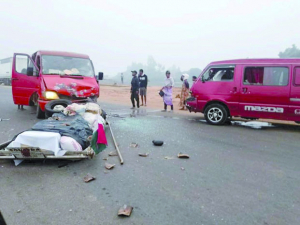 Collision entre deux minibus - Un cercueil mortuaire éjecté au sol