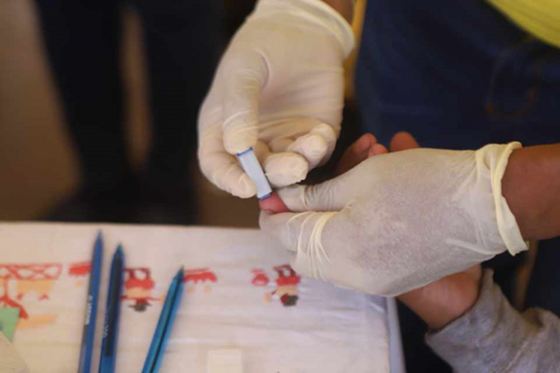 Davantage de personnes se ruent vers les dépistages, mais les tests y afférents sont limités, ciblant seulement les groupes vulnérables