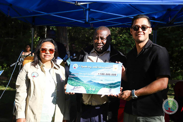 Lors de la cérémonie de remise de la part aux COSAP, honorée de la présence du ministre de l’Environnement, hier à Analamazaotra, Mantadia- Andasibe