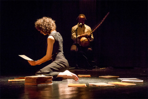 La compagnie « Le Désert en Ville », basée en France, en pleine création du spectacle « L’enveillée », un acte théâtral, poétique et chanté autour de la mort