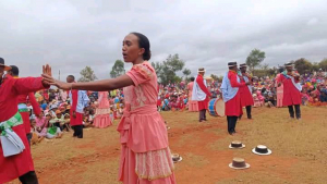 Pour cette repr&eacute;sentation inaugurale, la troupe Rasoalalao Kavia d&rsquo;Ampahimanga s&rsquo;appr&ecirc;te &agrave; en d&eacute;coudre avec celle de Fredy Kely