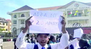 Suspension maintenue des cours - Des lycéens manifestent sur la place du 13 Mai 