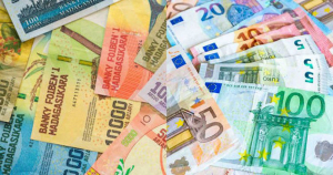 La BFM elle-même intervient sur le marché interbancaire des devises pour amortir les chocs et réguler la liquidité