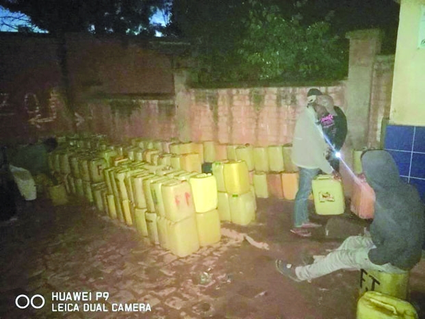 Coupure d’eau à Antsahameva Ankatso - Veillée des habitants auprès de la borne fontaine publique