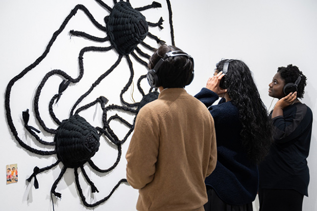 Chlo&eacute; Soafaniry Ramanankasina propose une exp&eacute;rience immersive autour de la pratique des tresses, envisag&eacute;e comme un geste social et culturel