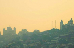 Un brouillard sous forme de voile couvre Antananarivo dans la journée