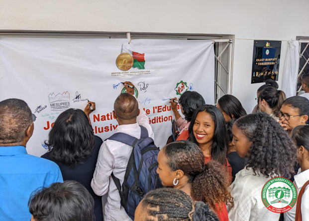 Les enfants et les enseignants se sont réunis pour un moment de partage axé sur la diversité éducative