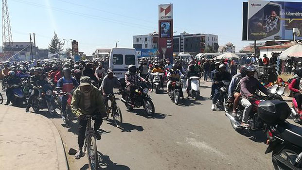 Embouteillage à Anosizato - Les agents de circulation débordés