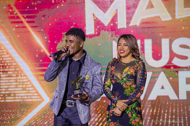 La sénatrice Lalatiana Rakotondrazafy a remis le prix au chanteur Ceasar lors de cet évènement artistique
