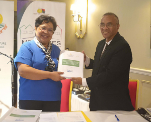 Oliva Rafalimanana, coordinatrice du projet FSRP et Andrianaivotiana Fanantenana Zatovo, chef de mission du cabinet IDA, lors de la restitution du diagnostic