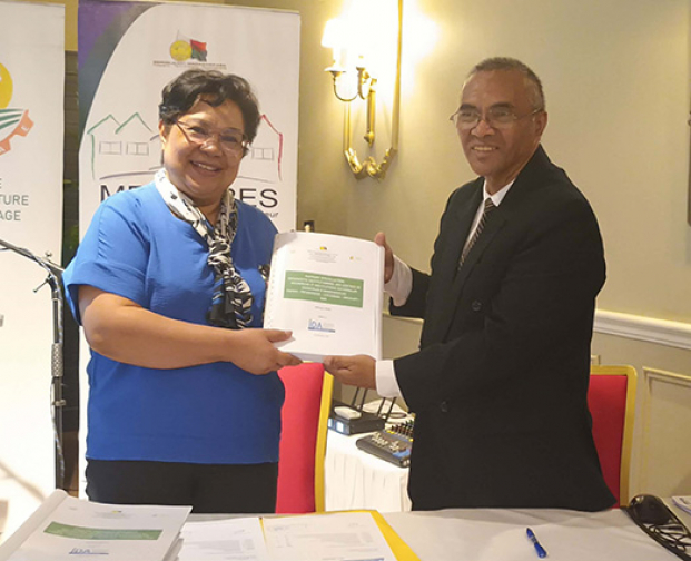 Oliva Rafalimanana, coordinatrice du projet FSRP et Andrianaivotiana Fanantenana Zatovo, chef de mission du cabinet IDA, lors de la restitution du diagnostic