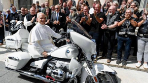 Moto bénie et dédicacée par le Pape -  Mise aux enchères pour construire une école à Ihosy