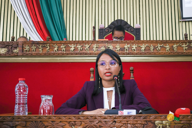 Loi de Finances 2023 - Rindra Hasimbelo Rabarinirinarison face à l’Assemblée nationale