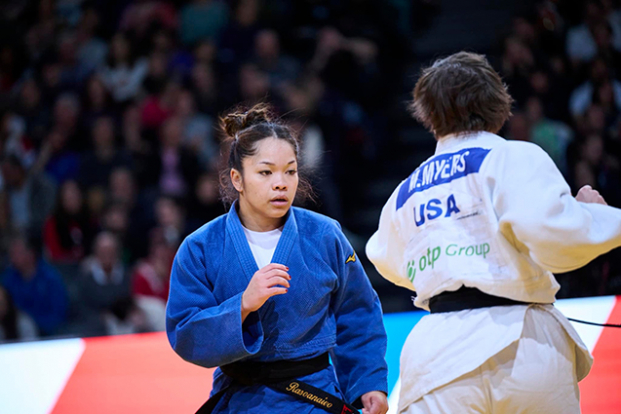 La judokate malgache Laura Rasoanaivo en plein effort face à l&#039;Américaine Melissa Myers lors de leur confrontation au premier tour du Grand Slam de Paris 2025